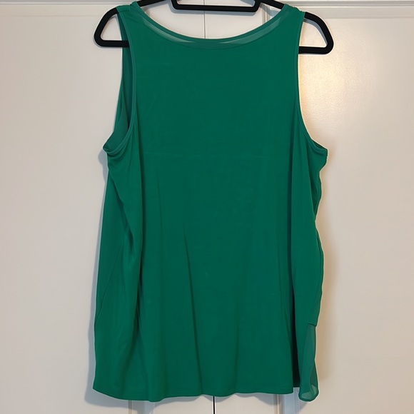 Ladies flowy sleeveless blouse. - Picture 3 of 5